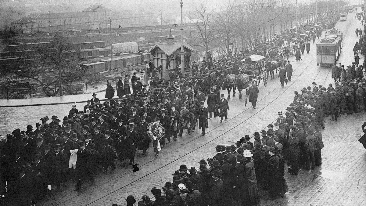Anlässlich der Beerdigung von Karl Kloß gab es einen der größten Trauerzüge Stuttgarts. Die Aufnahme zeigt den Tross entlang der damaligen Bahnhofstraße, der heutigen Heilbronner Straße, auf dem Weg zum Pragfriedhof. Im Hintergrund ist die ehemalige Kavalleriekaserne zu sehen.Archivsignatur: Stadtarchiv Stuttgart