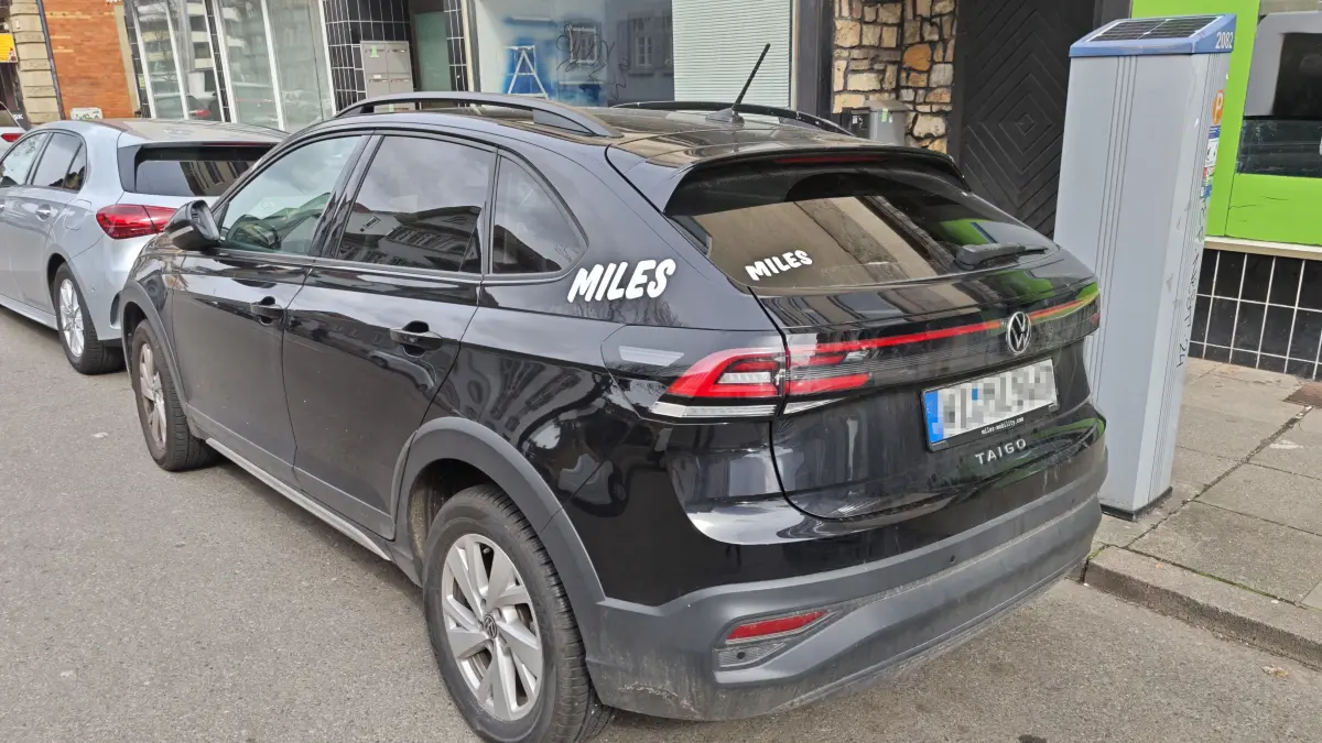Carsharing in Stuttgart, Ein Fahrzeug von Miles steht am Straßenrand.