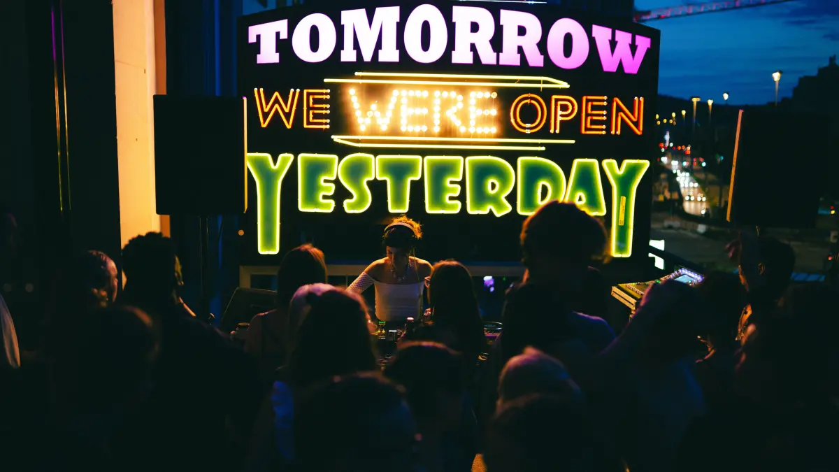 Vor dem ikonischen "Tomorrow we were open yesterday"-Sign werden am Freitagabend zur Eröffnung die beiden DJs von Ritmo Cattivo auflegen.