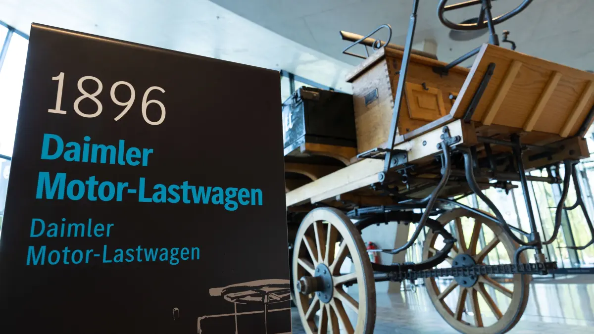 Daimler Truck-Erster LKW der Welt: Am 18. August 1896 verkaufte Gottlieb Daimler den ersten Lastwagen der Welt. Was zeichnete zehn Jahre anch dem ersten Auto diese Innovation aus? Wer waren die Kunden? Ein Porträt mit Museums-Expertenstimme anlässlich 130 Jahre Nutzfahrzeuge.