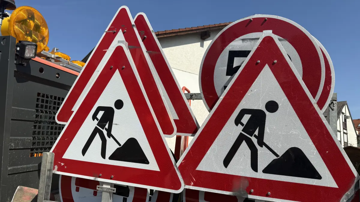 Mehrere Verkehrsschilder, die vor einer Baustelle warnen, stehen auf der Pritsche eines Transporters. (zu dpa: «Hessen will Straßenbau beschleunigen») +++ dpa-Bildfunk +++