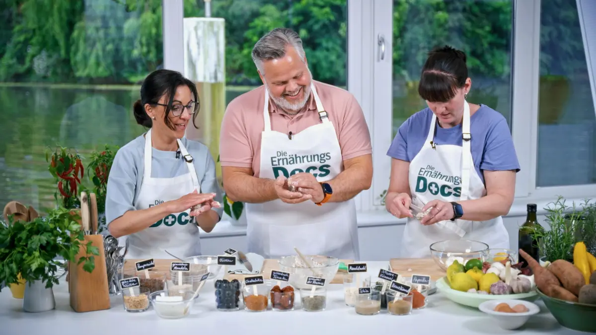 Herzhafte Pralinen: Silja Schäfer zeigt Steffi und Marc E., wie sie aus Thunfisch, Oliven, Feta, Nüssen und weiteren Zutaten gesundes Fingerfood machen können.