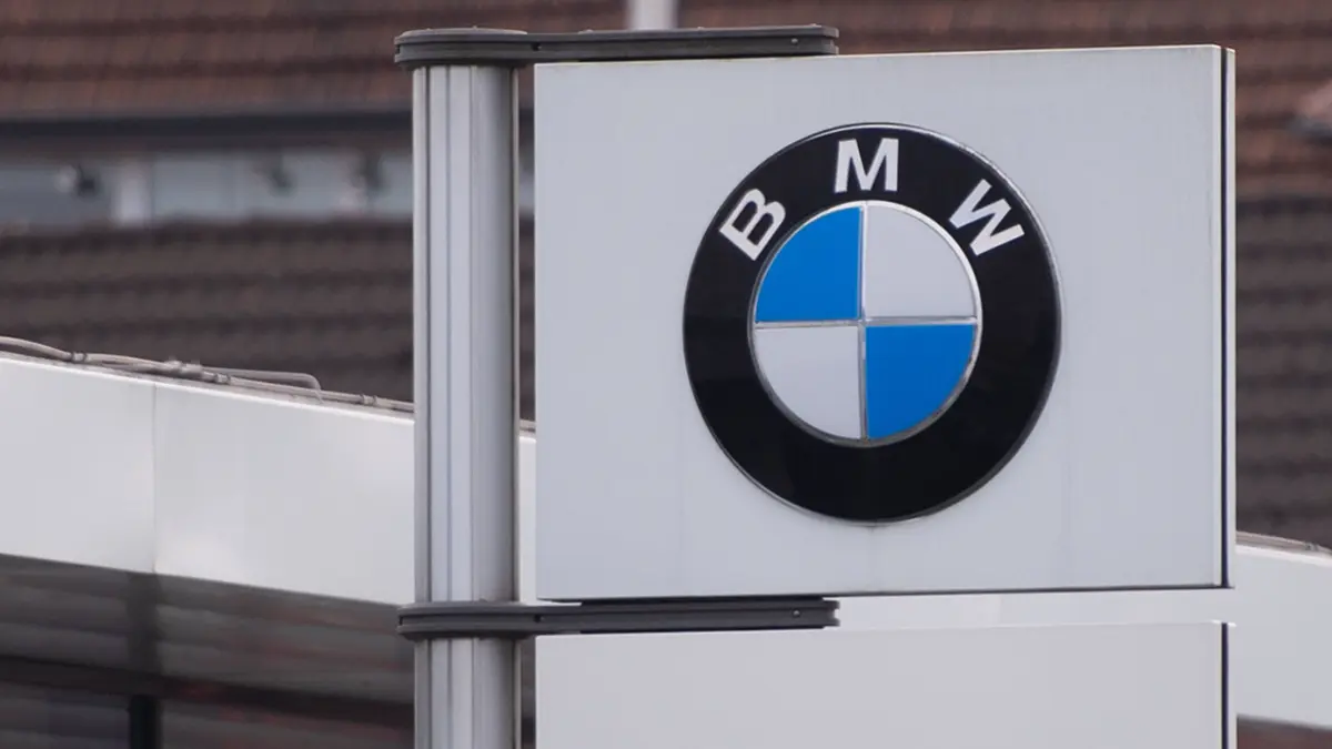 Herford, Deutschland 18.03.2020: Feature Unternehmen Logo, Wappen, Emblem, Schriftzug von BMW , Herford Deutschland *** Herford, Germany 18 03 2020 Feature Company Logo, coat of arms, emblem, BMW lettering, Herford Germany