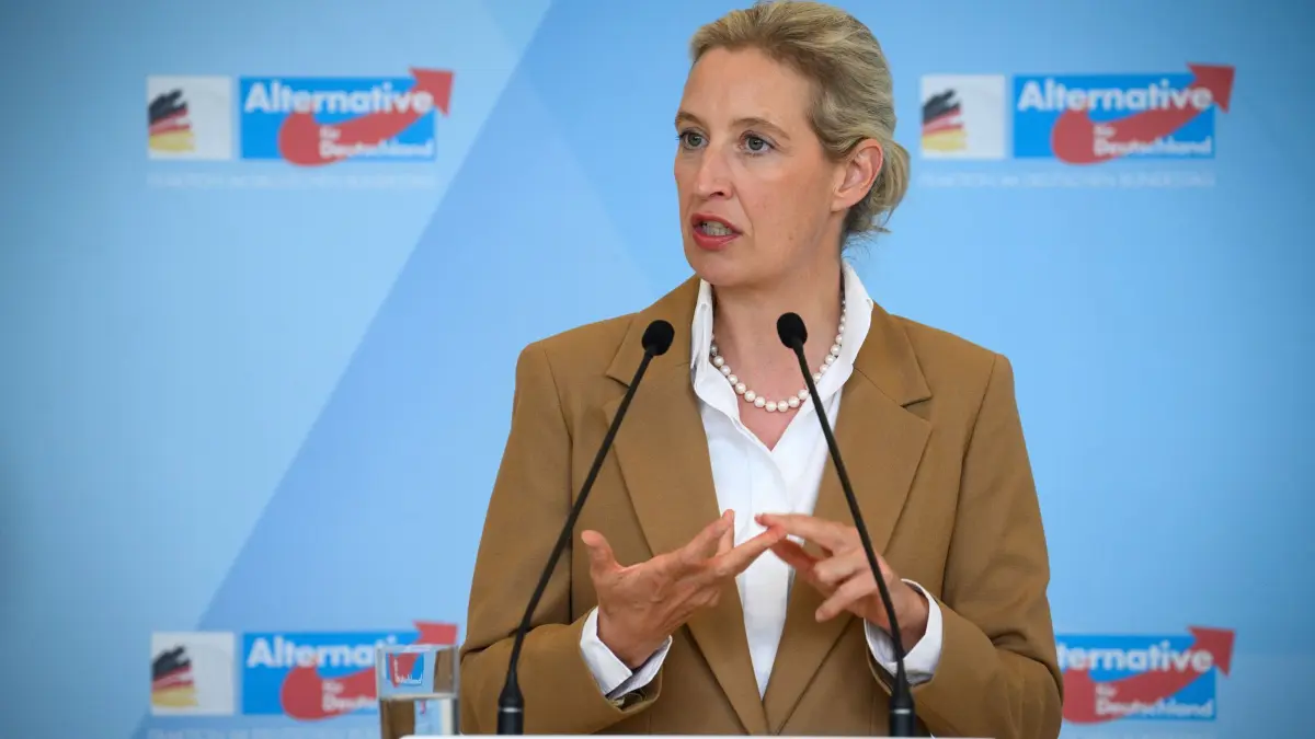 Alice Weidel: ARCHIV - 07.07.2026, Berlin: Alice Weidel, Vorsitzende der AfD-Bundestagsfraktion, äußert sich vor der Sitzung der AfD-Bundestagsfraktion zu aktuellen Themen. Im Bundestag findet die letzte Sitzungswoche vor der Sommerpause statt. (zu dpa: «Weidel für Abschaffung der Fünf Prozent-Hürde bei Wahlen») Foto: Bernd von Jutrczenka/dpa +++ dpa-Bildfunk +++