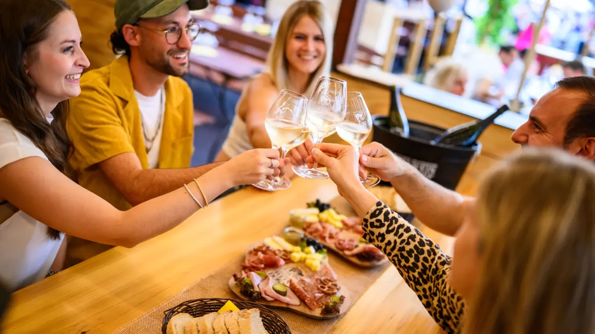 Prost! Geselliges Genießen auf dem Stuttgarter Weindorf.
