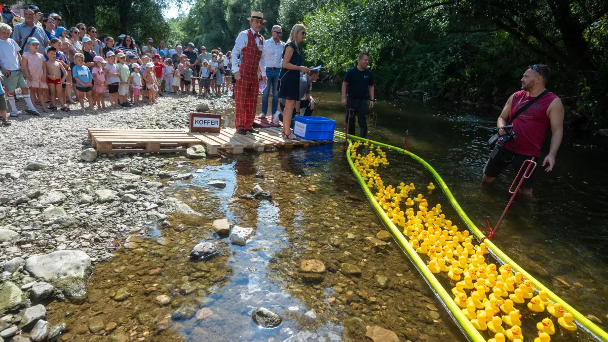 Wetter Hitze Uhingen - Alternative zum Kandelhock Entenrennen, Kinderschminken, Begrüßung durch BM Wittlinger, Blockflötenkids
