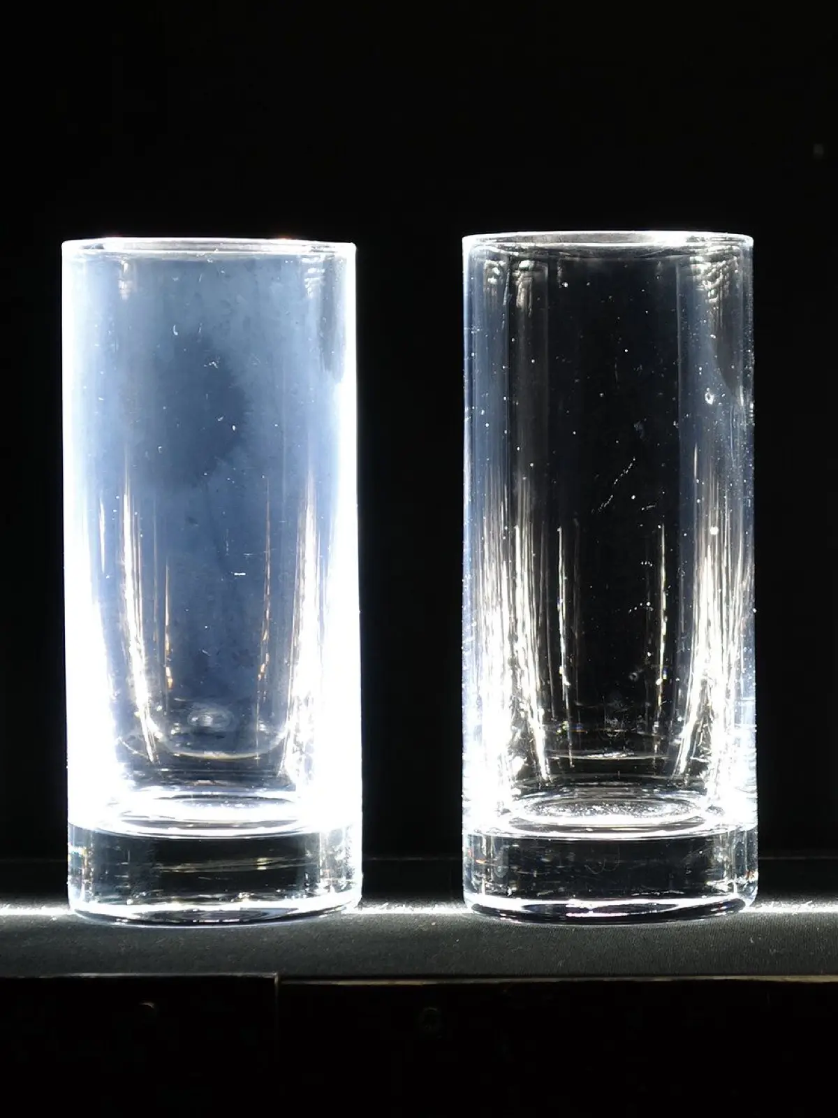 Links mit Edeka-Caps sieht das Glas milchig weiß aus, rechts mit Somat 5in1 werden Kalkbeläge gut verhindert.