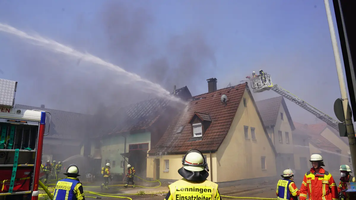 Gegen 11:40 Uhr wurden die Feuerwehren aus Lenningen, Owen sowie Kirchheim zu einem Brand in die Kirchheimer Strasse gerufen.<br />
<br />
Beim Eintreffen der Einsatzkraefte stand eine Scheune bereits in Vollbrand und drohte auf ein angebautes Wohnhaus ueberzugreifen. Die Feuerwehr war mit einem Grossaufgebot vor Ort und versuchte, die Flammen unter Kontrolle zu bringen. Das Uebergreifen auf das Wohnhaus konnte jedoch nicht verhindert werden. Rauch und Flammen schlugen auch in das angebaute Gebaeude.<br />
<br />
Die Scheune brannte vollstaendig aus und ist ein Totalschaden. Das Wohnhaus steht noch. Durch den starken Funkenflug mussten umliegende Haeuser und Gaerten bewaessert werden, um ein weiteres Ausbreiten des Feuers zu verhindern.<br />
<br />
Ueber Verletzte ist derzeit noch nichts bekannt. Die Brandursache ist bislang unklar. Die Polizei hat die Ermittlungen aufgenommen.<br />
<br />
Aufgrund des Brandes ist die Strasse von Owen in Richtung Lenningen bereits gesperrt. Die Kirchheimer Strasse verlaeuft durch den Ort, weshalb es zu erheblichen Verkehrsbehinderungen kommt.