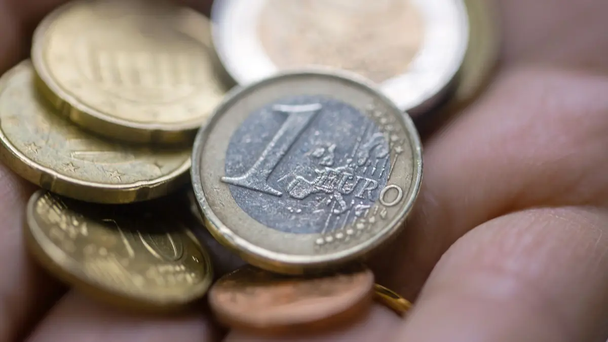 Euro-Münzen: ARCHIV - 01.07.2023, Berlin: Eine Person hält in einer Hand Euro-Münzen. (zu dpa: «Heizöl und Benzinpreise treiben Inflation») Foto: Fernando Gutierrez-Juarez/dpa +++ dpa-Bildfunk +++