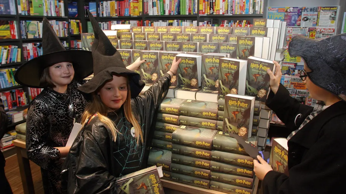 Bildnummer: 50721814 Datum: 08.11.2003 Copyright: imago/Thomas Frey
Verkleidete Fans bei der Ausgabe des fünften Harry Potter-Bandes -Harry Potter und der Orden des Phönix- um Mitternacht in einer Buchhandlung, Personen; 2003, Buch, Bücher, Kinderbuch, Kinderbücher, Verkauf, Verkaufsstart, Erscheinungstag, Jugendkultur, Promotion, Kind, Aktionstag, Fan, verkleidet, kostümiert, kostümierte, Kostüm, Kostüme, Verkleidung, Verkleidungen; , quer, Kbdig, Gruppenbild, Deutschland, , / Gesellschaft