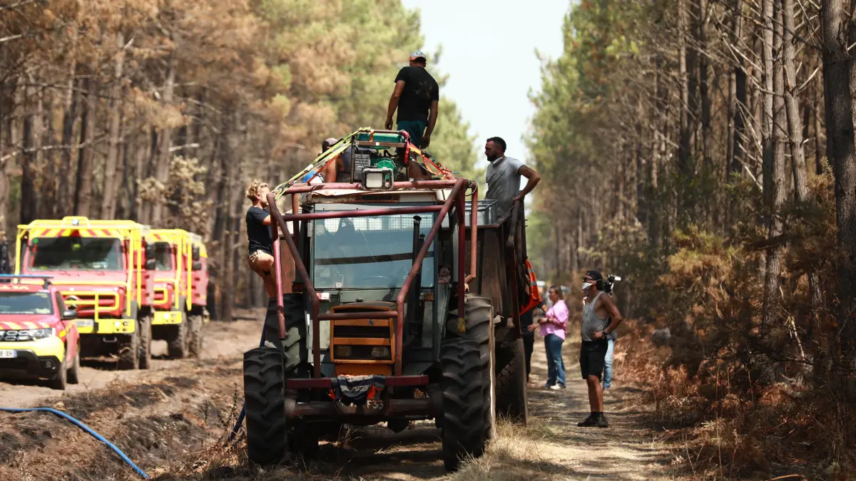 France continues wildfire battle as heat wave keeps Europe on alert: France continues wildfire battle as heat wave keeps Europe on alert BORDEAUX, FRANCE - JULY 30: Firefighters continue efforts to contain a wildfire near Bordeaux in southwestern France as France and Spain battle multiple blazes amid high temperatures and the risk of flare-ups, with active fires reported in Gironde, Var and Cote-d Or and 21 French departments under orange heatwave alerts on July 30, 2026. Four firefighters are injured while battling a fire in the Var department before it is brought under control overnight, including one who suffers a fracture and others affected by minor smoke inhalation, while operations remain difficult due to intense heat and expected southwesterly winds, although crews in Gironde express optimism after a PUBLICATIONxNOTxINxTURxUSAxCANxUKxJPNxITAxFRAxAUSxESPxBELxKORxRSAxHKGxNZL Copyright: x2026xAnadoluxMohamadxSalaheldinxAbdelghanixAlsayedx