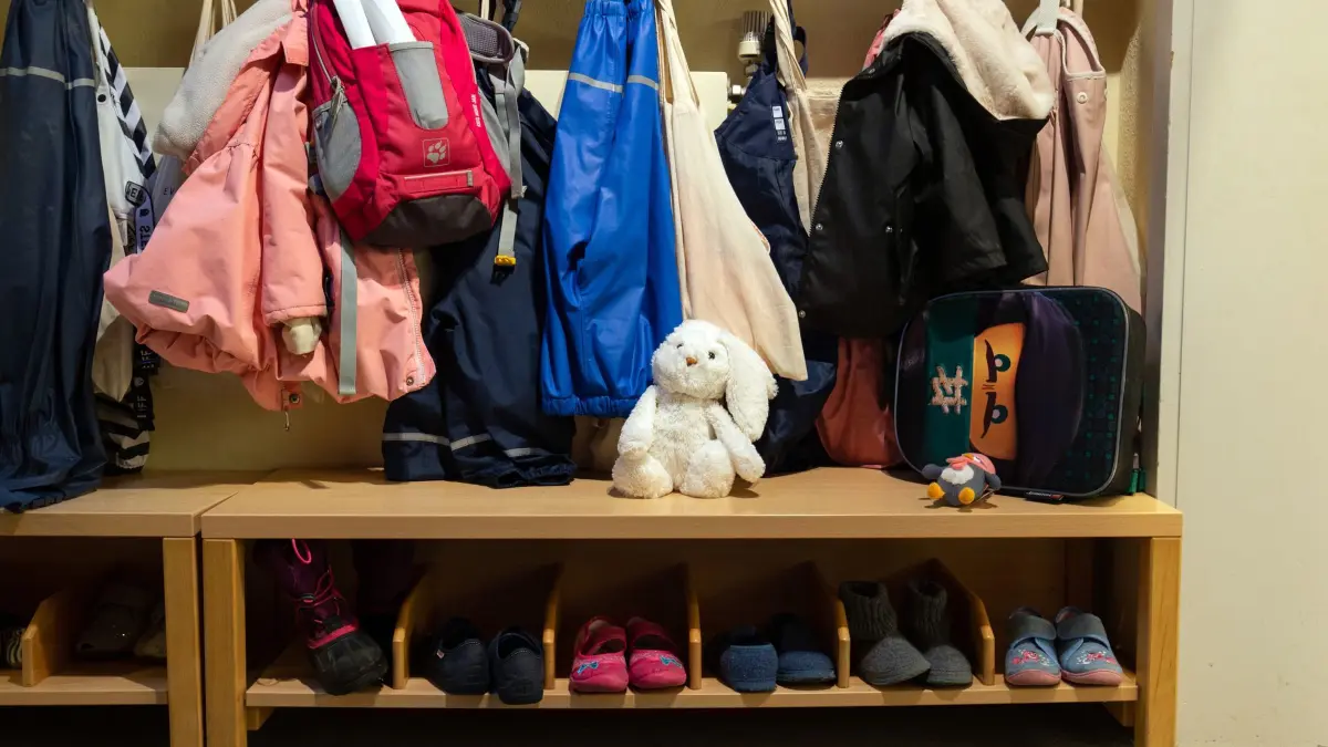 Kita-Beträge sinken: ARCHIV - 26.01.2022, Nordrhein-Westfalen, Bielefeld: In der Garderobe in einer Kindertagesstätte (Kita) hängen Kinderjacken. (zu dpa: «Kita-Beiträge sinken im Saarland weiter») Foto: Friso Gentsch/dpa +++ dpa-Bildfunk +++