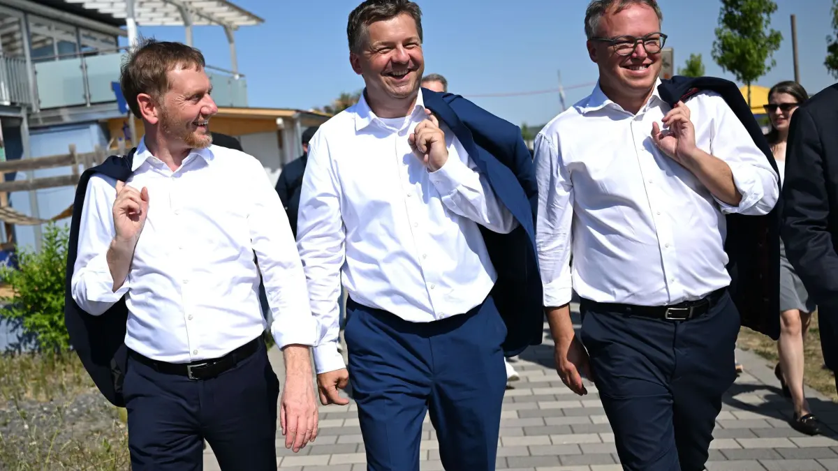 Ministerpräsidenten zum Austausch im Mitteldeutschen Revier: 30.07.2026, Sachsen-Anhalt, Braunsbedra: Michael Kretschmer (CDU, l-r), Ministerpräsident von Sachsen, Sven Schulze (CDU), Ministerpräsident von Sachsen-Anhalt, und Mario Voigt (CDU), Ministerpräsident von Thüringen, besuchen gemeinsam den Geiseltalsee. Im Mittelpunkt des Treffens mit seinen Kollegen aus Thüringen und Sachsen steht der Strukturwandel in der Region. Foto: Hendrik Schmidt/dpa +++ dpa-Bildfunk +++