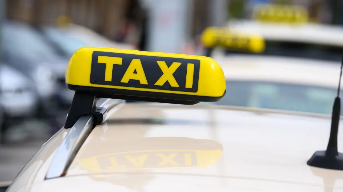 Taxis: ARCHIV - 29.05.2022, Hamburg: Mehrere Taxen stehen auf einer Wartefläche für Passagiere bereit. (zu dpa: «Sechs-Euro-Taxifahrten werden nicht voll ausgeschöpft») Foto: Jonas Walzberg/dpa +++ dpa-Bildfunk +++