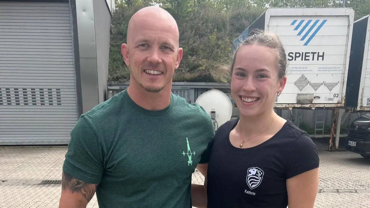 Turnerin Kathrin Schleenvoigt vom SV Leonberg/Eltingen (re.) trifft bei den Deutschen Meisterschaften im Geräteturnen im Rahmen der Finals in Hannover 2026 den Olympiasieger Fabian Hambüchen (li.)