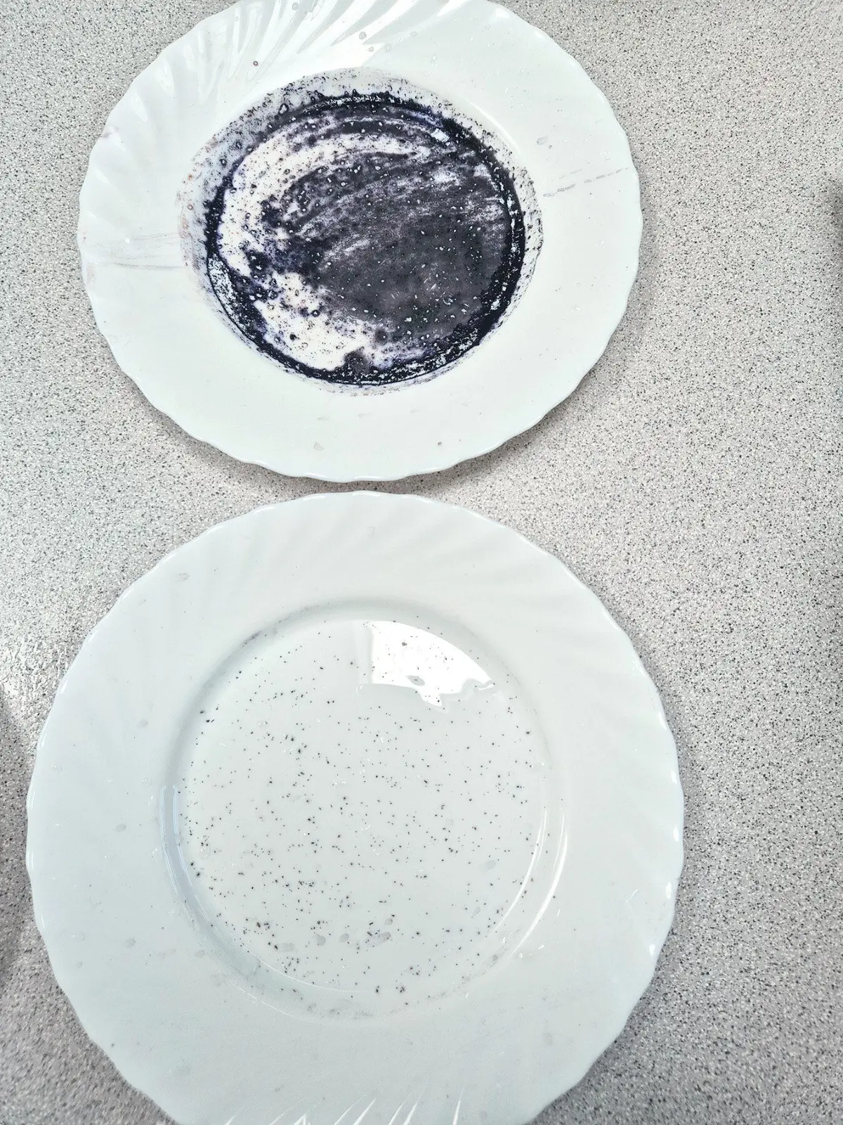 Wie gut entfernen die Mittel schwarz gefärbte Cerealien – unten Aldi-Tabs, oben Finish Powerball Quantum