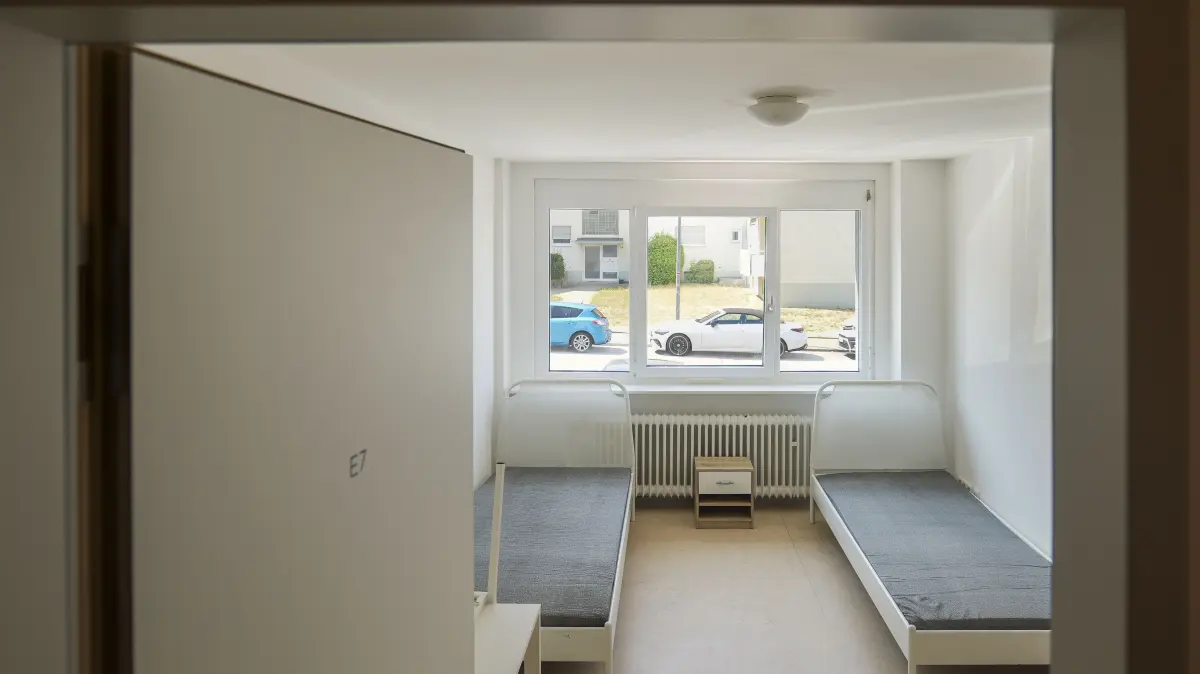 Kornwestheim - In der Kornwestheimer Weststadt hat das Vorhaben der Stadt, ein Gebäude in der Bolzstraße zur neuen Flüchtlingsunterkunft zu machen, für mächtig Wirbel gesorgt. Es hat sich eine BI formiert. Dennoch hat der Gemeinderat auf Drängen des OB die Pläne abgesegnet. Nun wird das umstrittene Projekt umgesetzt. (Start mit Tag der offenen Tür)
