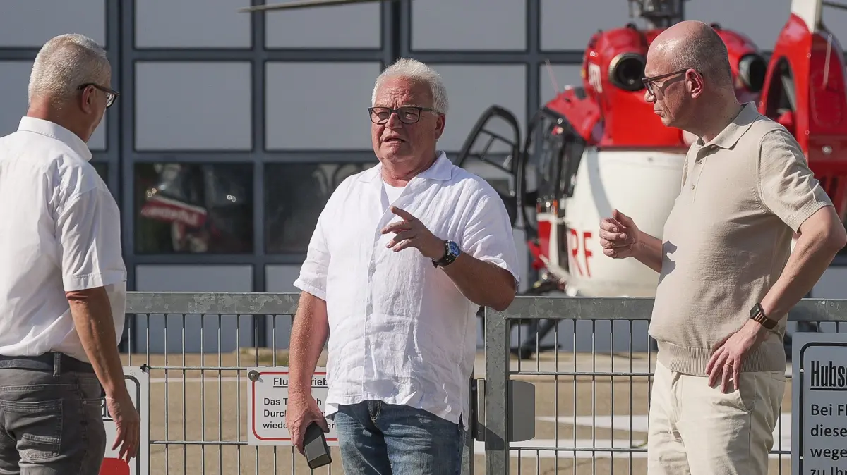 Sommergespräch 2026: Leonberg - Sommergespräch 2026 - Der Leonberger CDU-Chef Oliver Zander (rechts im Bild) kämpft weiter für das Krankenhaus und den Rettungshubschrauber. Auch im Bild: Redaktionsleiter Thomas Slotwinski (links) und Dirk Jeutter (mitte)