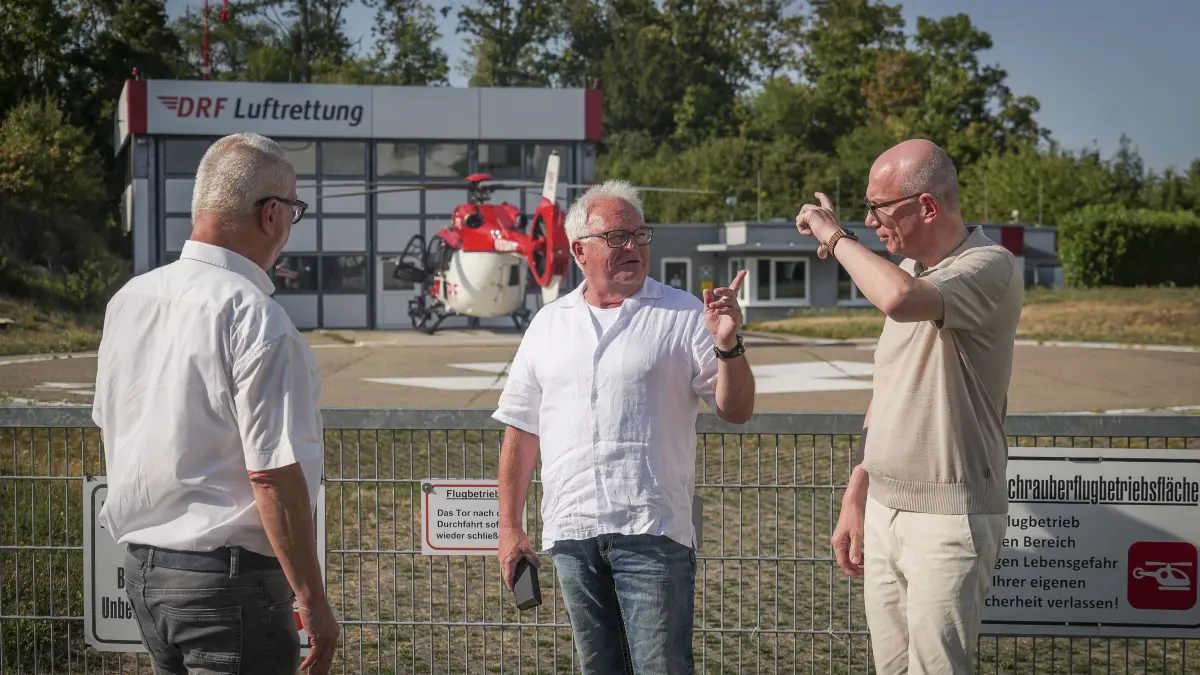 Sommergespräch 2026: Leonberg - Sommergespräch 2026 - Der Leonberger CDU-Chef Oliver Zander (rechts im Bild) kämpft weiter für das Krankenhaus und den Rettungshubschrauber. Auch im Bild: Redaktionsleiter Thomas Slotwinski (links) und Dirk Jeutter (mitte)