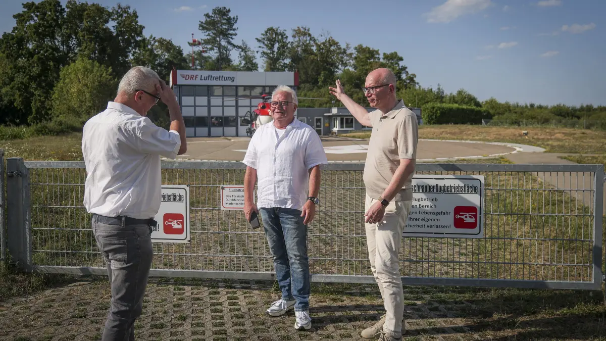 Sommergespräch 2026: Leonberg - Sommergespräch 2026 - Der Leonberger CDU-Chef Oliver Zander (rechts im Bild) kämpft weiter für das Krankenhaus und den Rettungshubschrauber. Auch im Bild: Redaktionsleiter Thomas Slotwinski (links) und Dirk Jeutter (mitte)