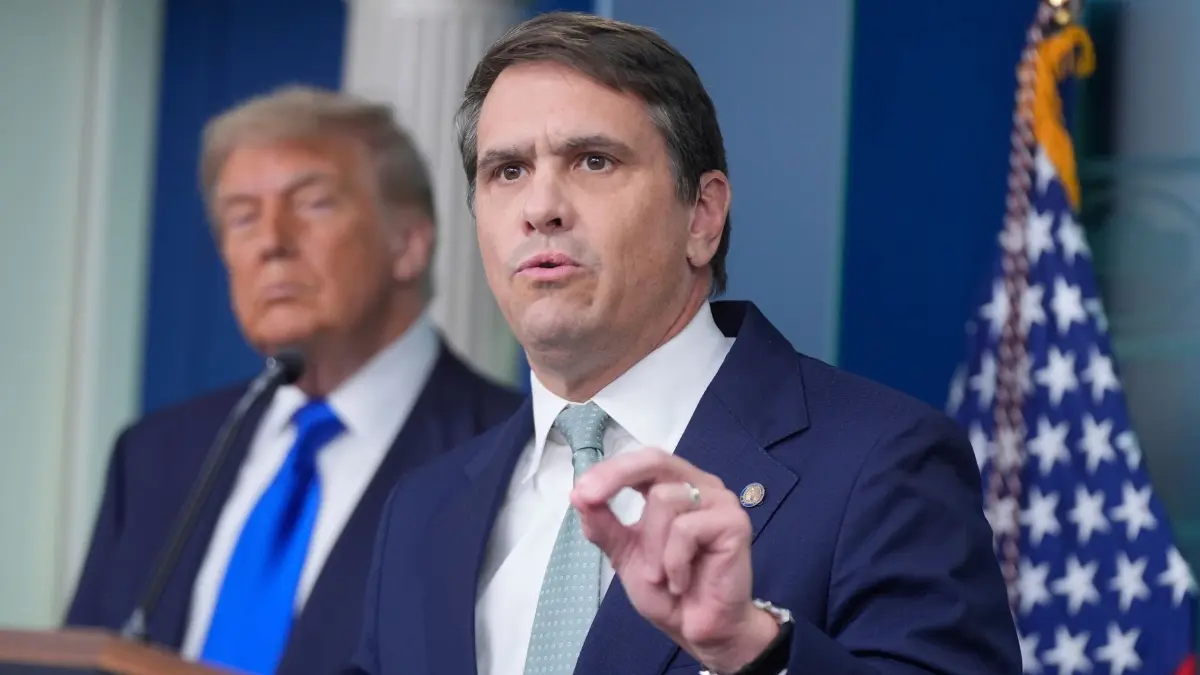 Präsident Donald Trump und Justizminister Todd Blanche: ARCHIV - 27.06.2025, USA, Washington: Der - 2025 noch stellvertretende - Justizminister Todd Blanche spricht im Besprechungsraum des Weißen Hauses in Washington zu den Medien, während Präsident Donald Trump zusieht. (zu dpa: «Trump will Widerstand bei Justizminister-Wahl umgehen») Foto: Manuel Ceneta/AP/dpa +++ dpa-Bildfunk +++