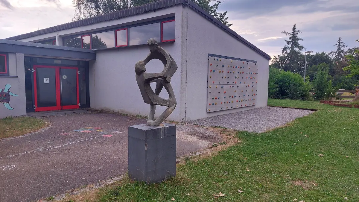 Das Lichtenwalder Grundschulgebäude wird an der Stelle der derzeitigen Kletterwand erweitert.