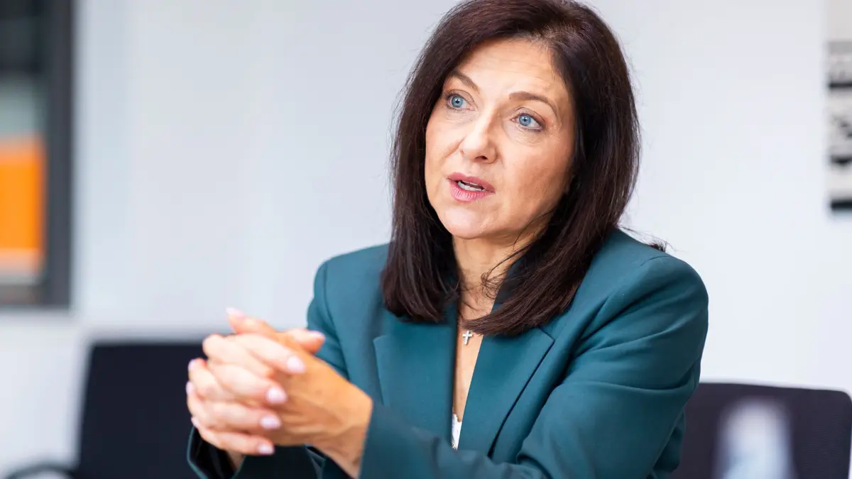 Interview mit Bundeswirtschaftsministerin Reiche: 30.07.2026, Niedersachsen, Salzgitter: Bundeswirtschaftsministerin Katherina Reiche (CDU) während eines Interviews mit der Deutschen Presse-Agentur nach ihrem Besuch der Salzgitter AG im Rahmen ihrer Sommerreise. (zu dpa: «Reiche drängt auf weitere Reformen - «Wirtschaft unter Druck»») Foto: Michael Matthey/dpa +++ dpa-Bildfunk +++