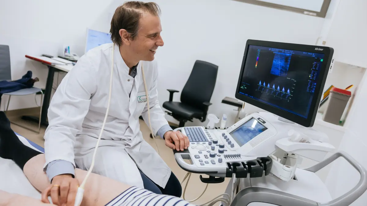 Bei einer peripheren arteriellen Verschlusskrankheit (pAVK) ist Ultraschall das wichtigste Verfahren, um Gefäßveränderungen ohne Strahlenbelastung sichtbar zu machen.