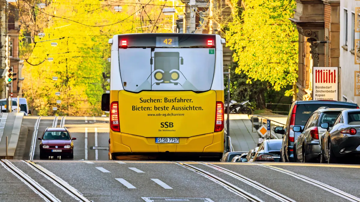 Stadtbus der SSB Stuttgart der Linie 42. Werbeaufkleber Stellenanzeige Busfahrer. // 18.04.2022: DEU, Deutschland, Baden-Württemberg, Stuttgart. *** City bus of SSB Stuttgart of line 42 advertising sticker job advertisement bus driver 18 04 2022 DEU, Germany, Baden Württemberg, Stuttgart