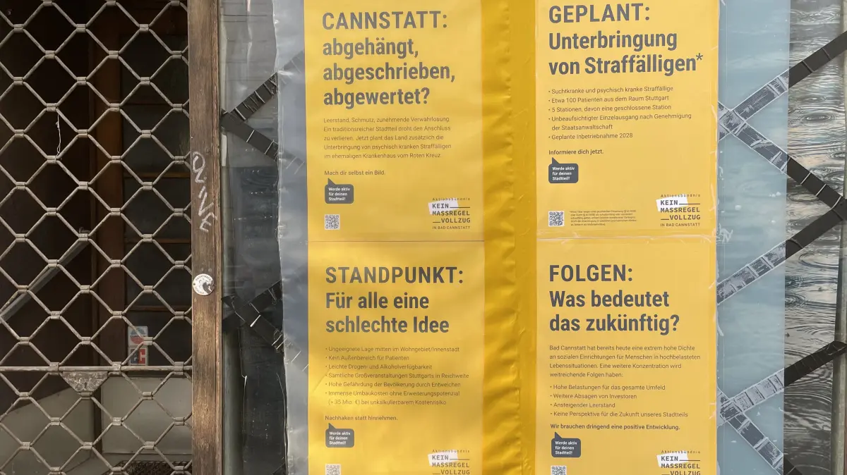 In der Badstraße hängen Protest- und Informationsplakate des Aktionsbündnisses "Nein zu einem Maßregelvollzug in Bad Cannstatt".