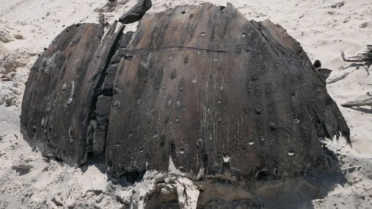 Ein Teil eines rund 300 Jahre alten Schiffswracks liegt am Strand der Nordseeinsel. Das niederländische Holzschiff stammt wohl aus dem 17. oder 18. Jahrhundert.