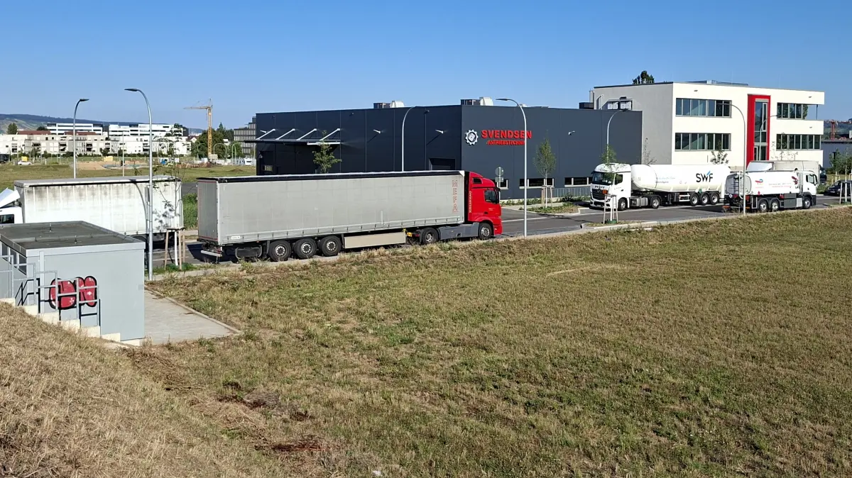 Fellbacher Gewerbegebiet Siemensstraße: Firma Svendsen präsentiert sich tiptop, aber drumherum herrscht noch gähnende Leere.