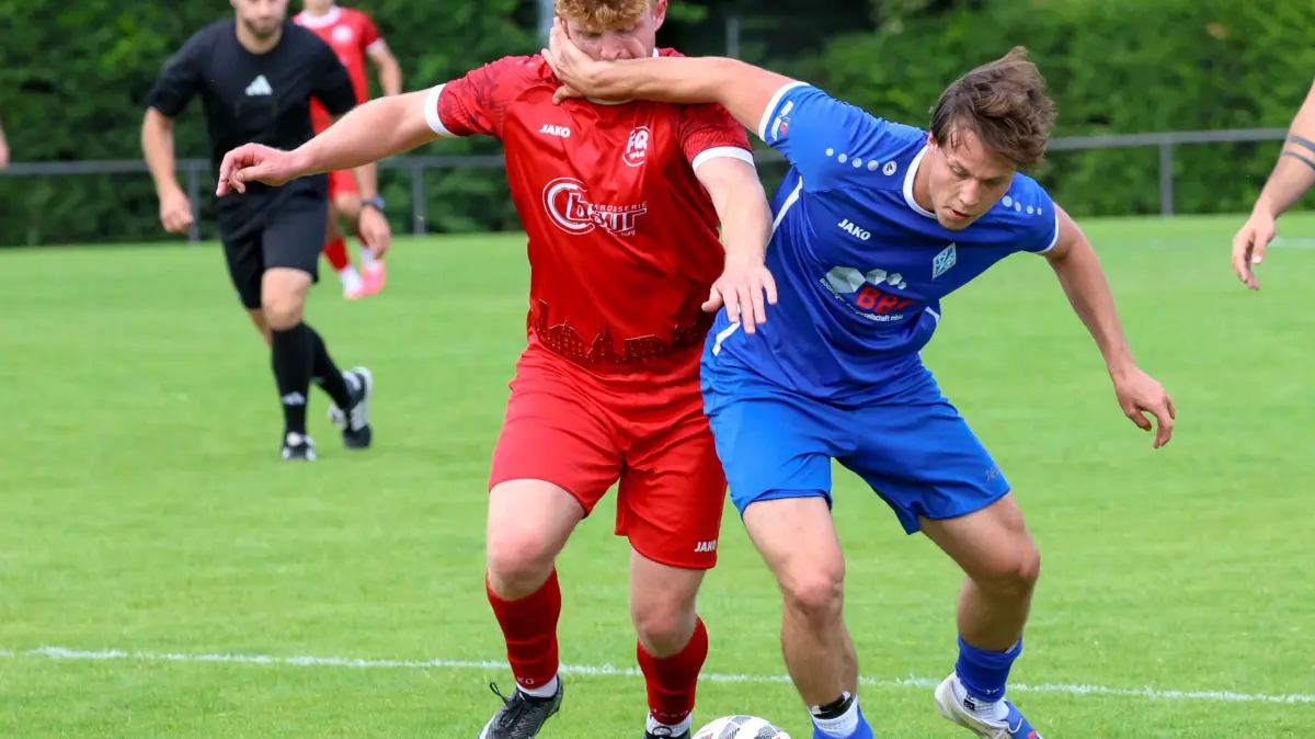 SV Boeblingen - FC Rottenburg, Fussball, Herren, WFV-Pokal, Saison 2026/2027, 25.07.2026, Lucas Behr (FC Rottenburg #11) und Noah Stoeckle (SV Boeblingen #05)
Foto: DROFITSCH/EIBNER