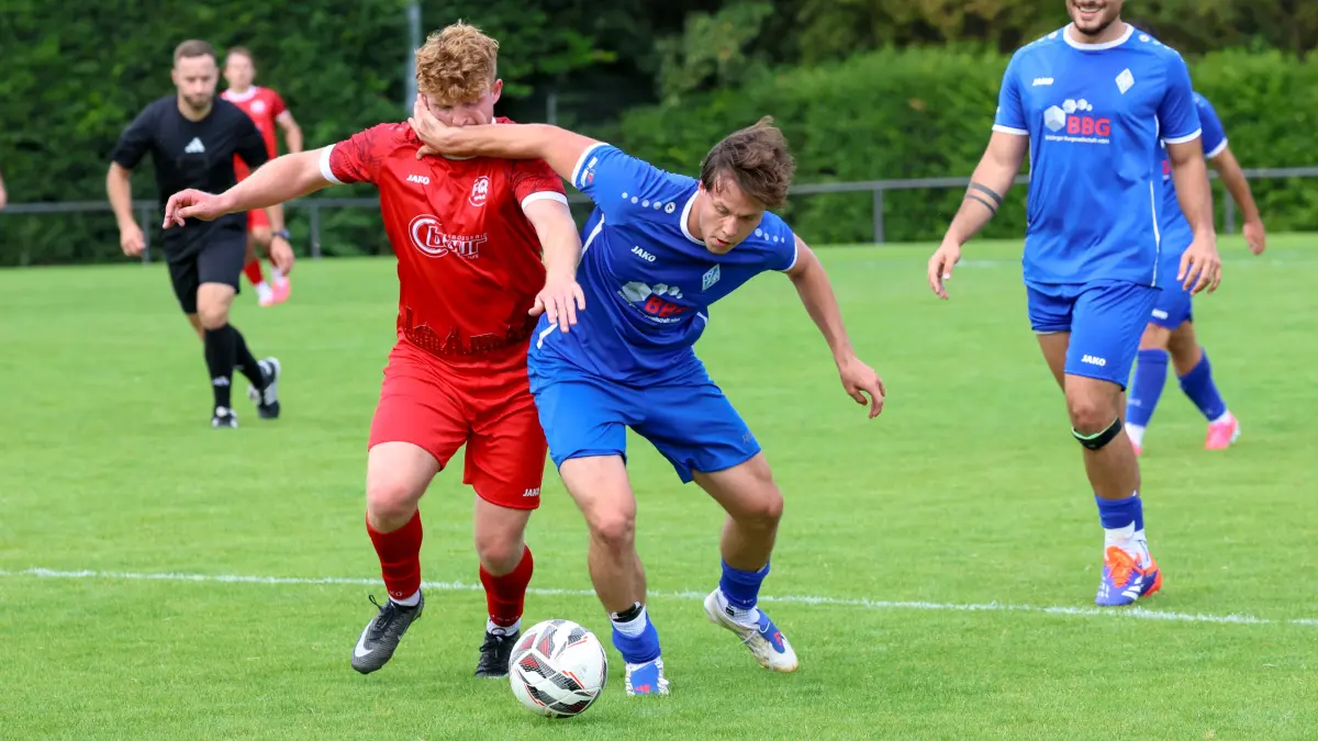 SV Boeblingen - FC Rottenburg, Fussball, Herren, WFV-Pokal, Saison 2026/2027, 25.07.2026, Lucas Behr (FC Rottenburg #11) und Noah Stoeckle (SV Boeblingen #05)
Foto: DROFITSCH/EIBNER