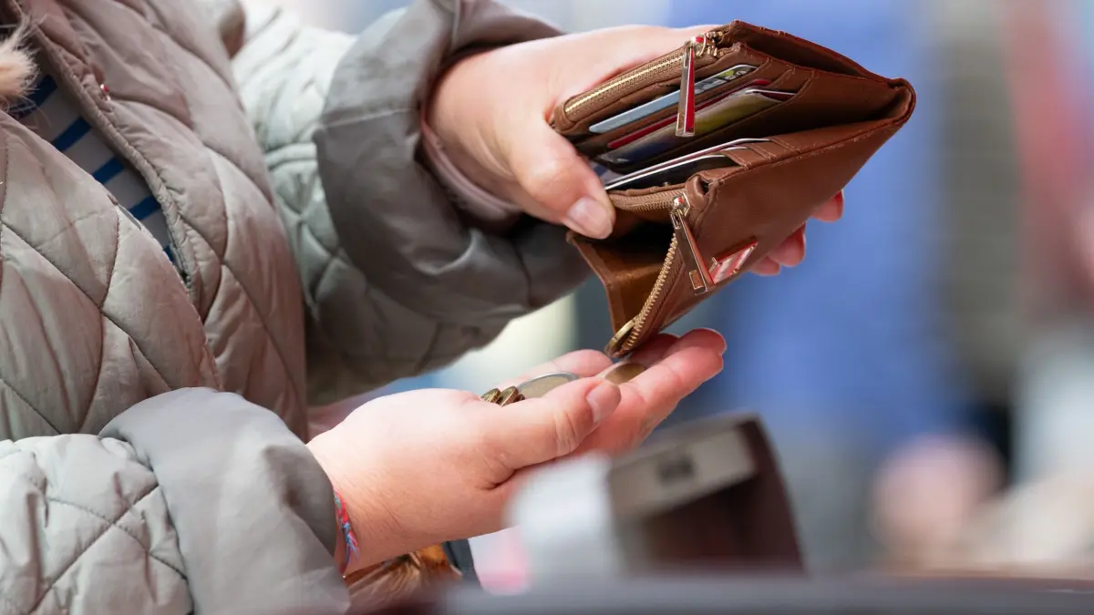 Inflation: PRODUKTION - 15.05.2026, Sachsen, Dresden: Ein Frau hält auf einem Wochenmarkt ein geöffnetes Portemonnaie. (zu dpa: «Inflation springt nach Ende des Tankrabatts auf 2,8 Prozent») Foto: Sebastian Kahnert/dpa +++ dpa-Bildfunk +++
