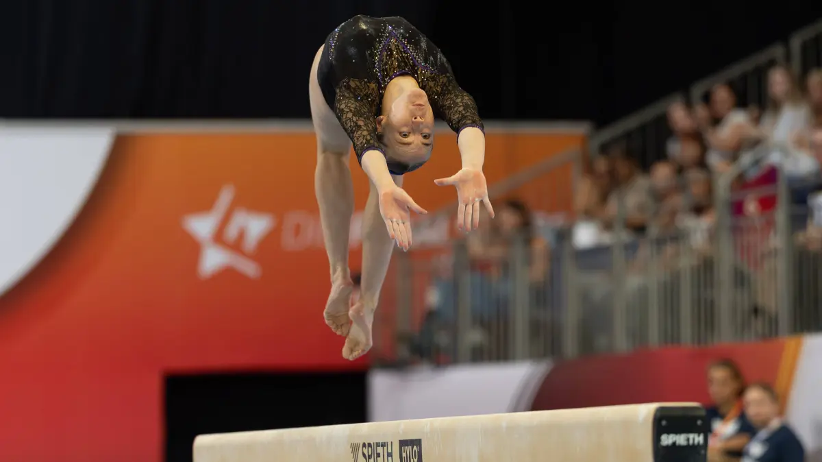 Deutsche Meisterschaften im Gerätturnen 2026, Mehrkampf Frauen Kathrin Schleenvoigt Sportverein Leonberg/Eltingen am Schwebebalken. Deutsche Meisterschaften im Gerätturnen, Mehrkampf Frauen, am 24. Juli 2026 in der ZAG-Arena in Hannover., Hannover Niedersachsen Deutschland ZAG Arena *** 2026 German Artistic Gymnastics Championships, Womens All-Around: Kathrin Schleenvoigt of Sportverein Leonberg Eltingen on the balance beam at the German Artistic Gymnastics Championships, Womens All-Around, on July 24, 2026, at the ZAG Arena in Hanover, Hanover, Lower Saxony, Germany ZAG Arena