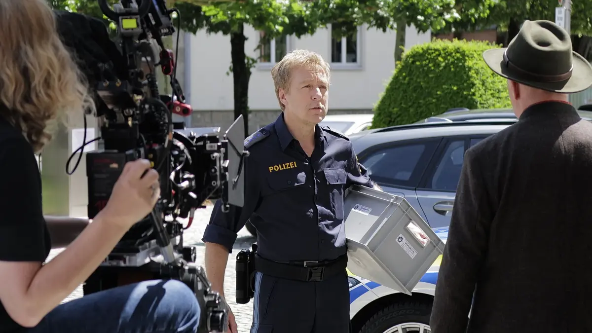 Der Schauspieler Max Müller in seiner Rolle als Polizist Michi Mohr, aufgenommen bei einem Drehtermin der 25. Staffel der Serie „Rosenheim Cops" vor dem Rathaus.