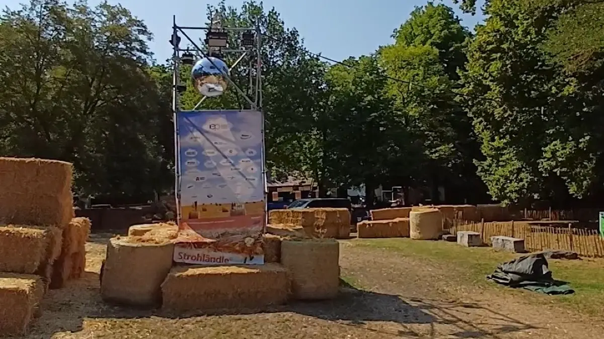 Strohländle 2026 in Leonberg: tonnenweise Stroh auf der Engelbergwiese