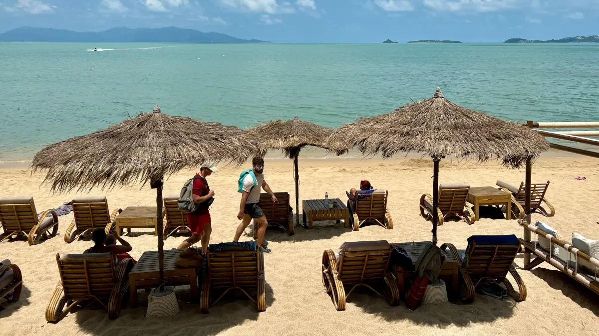 Urlauber liegen am Strand in Bophut auf der thailändischen Insel Koh Samui. Auf Koh Samui wird das Wasser knapp. Wegen einer anhaltenden Dürre und stark gesunkener Reserven haben die Behörden die Wasserversorgung rationiert.