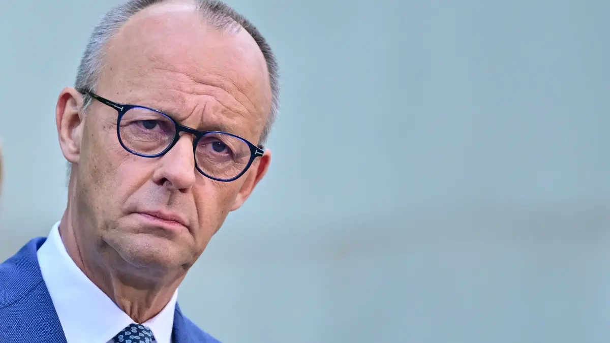 Bundeskanzler Merz: ARCHIV - 24.07.2026, Berlin: Bundeskanzler Friedrich Merz (CDU) während zu einer Pressekonferenz im Kanzleramt in Berlin zu personellen Veränderungen in Regierung und CDU. (zu dpa: «Merz nimmt weiteren Personalwechsel im Kanzleramt vor») Foto: Sebastian Gollnow/dpa +++ dpa-Bildfunk +++
