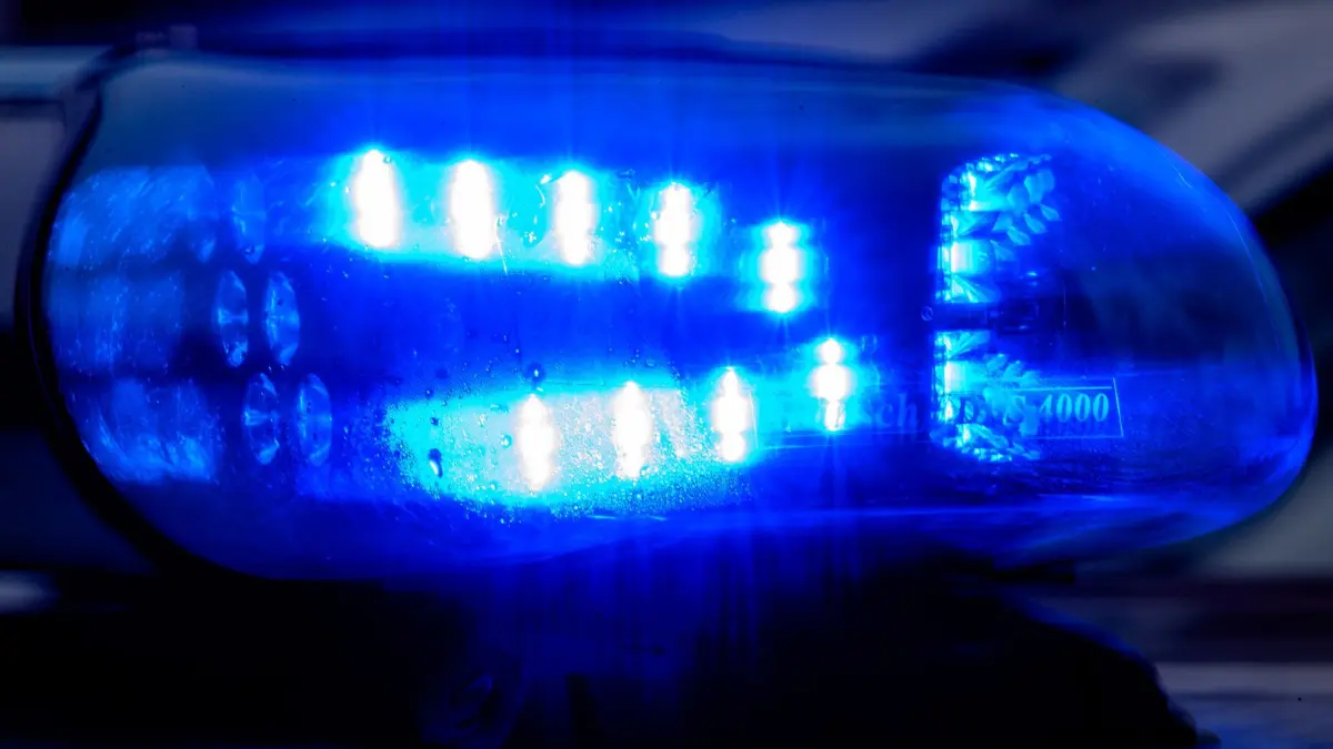 Blaulicht der Polizei: SYMBOLBILD - 04.12.2023, Sachsen-Anhalt, Magdeburg: Ein Blaulicht leuchtet auf einem Fahrzeug der Polizei. (zu dpa: «Motorrad überschlägt sich – Fahrer schwer verletzt») Foto: Klaus-Dietmar Gabbert/dpa +++ dpa-Bildfunk +++