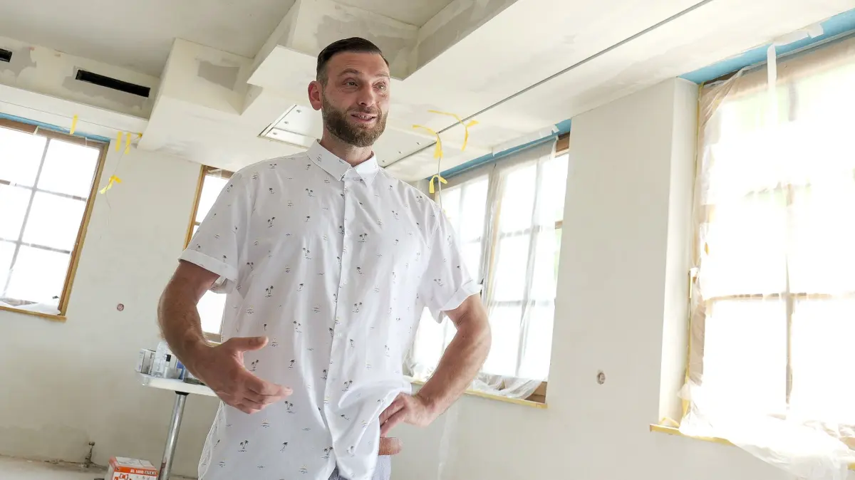 Grillhaus: Hemmingen - Erkan Kücüksolak hat in Hemmingen den ehemaligen Burgerladen in der Brennereistraße gekauft. Gerade renoviert er die Räume, die er Mitte/Ende September als Grillhaus mit angrenzender Bar eröffnen will.