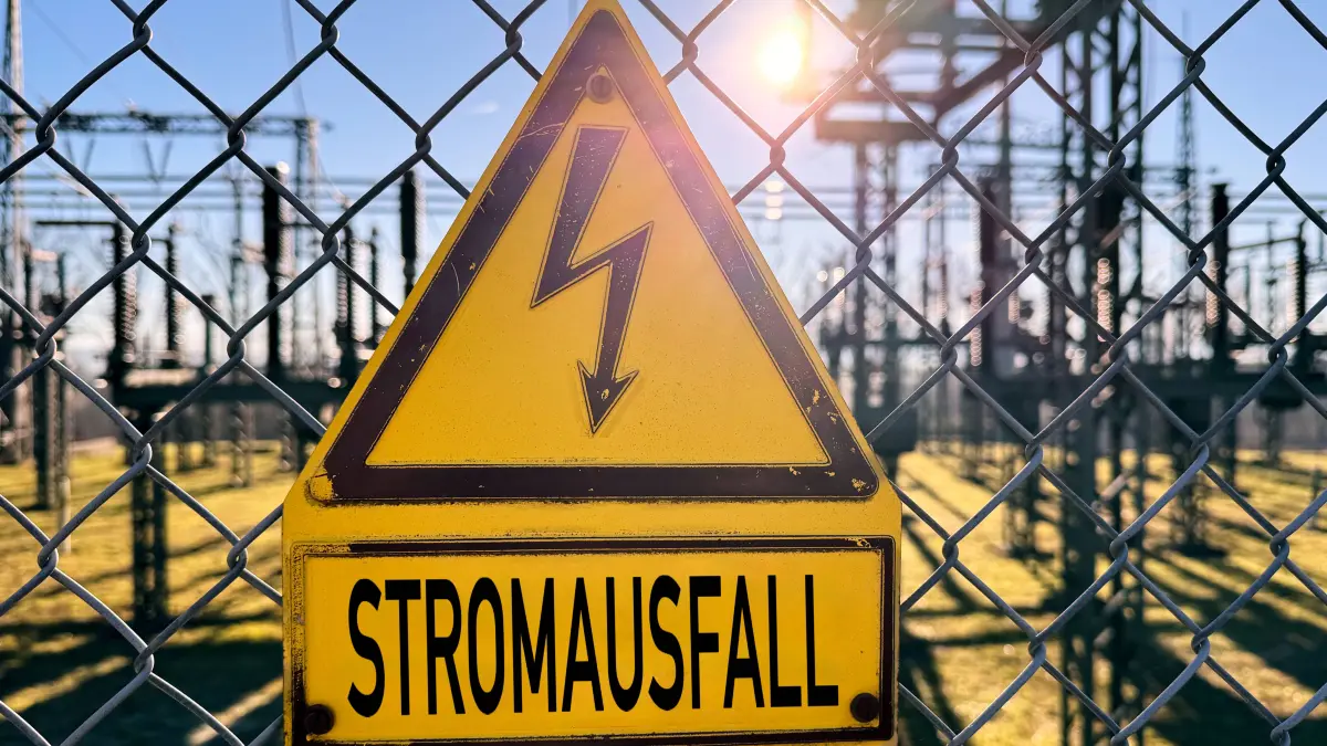 Stromausfall: Der Horror eines jeden Bürgers. Wer eine Photovoltaik-Anlage mit Hybrid-Wechselrichter mit Batteriespeicher sein eigen nennt, hat zumindest für einige Zeit Notstrom zuhause. Doch auch der reicht nur für wenige Tage.