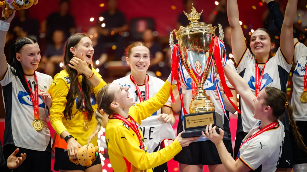Das Team stemmt den mächtigen WM-Pokal in die Höhe. Sasa Pahic Szabo / kolektiff