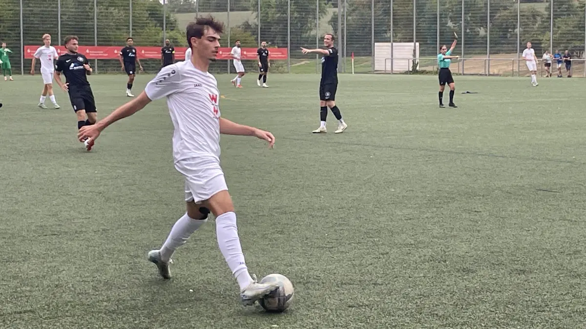 Im Bezirksliga-Duell zwischen dem TSV Denkendorf und dem TSV Deizisau geht es heiß her.