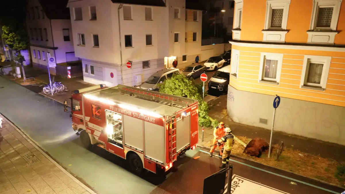 Stuttgart um 20.10 bis 21.00 Uhr ging ein schweres Unwetter nieder. Um 20.10 Uhr blitze ueber S-Feuerbach. In der Kaltentaler Abfahrt in vaihingen Baum ueber die Strasse. Am Birkenkopf 1 Meter teil die Strasse unterwasser gewesen die POlizei von Motororad Staffel haben den Gully mit der Hand frei bekommen. In der Moehringerstrasse ist Baum zamt Wurzel umgekippt. Die Feuerwehr hat viele Einsaetze. Foto Andreas Rosar Fotoagentur-Stuttgart 31.07.2026