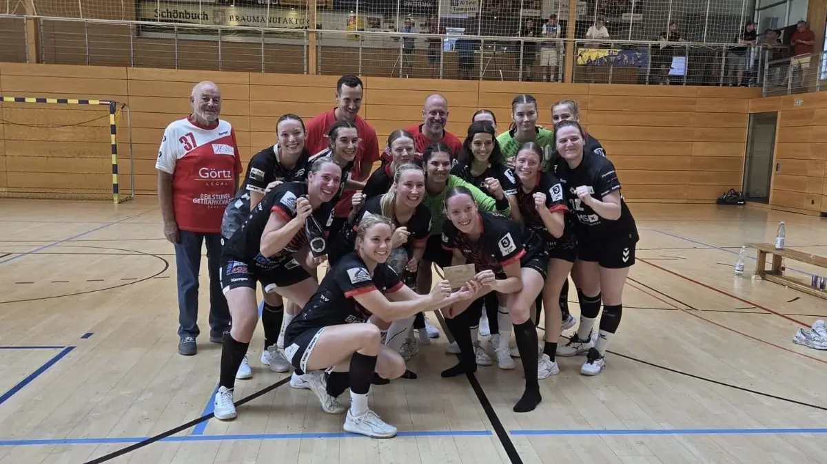 Die Frauen der SG Schozach-Bottwartal bejubeln den Turniersieg beim Erna-Feinauer-Turnier.