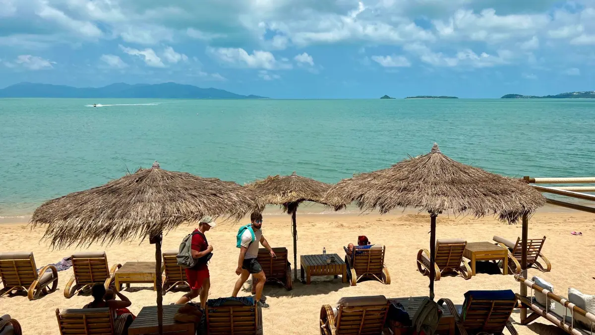 Tourismus auf Koh Samui: ARCHIV - 12.07.2023, Thailand, Bophut: Urlauber liegen am Strand in Bophut auf der thailändischen Insel Koh Samui. Auf Koh Samui wird das Wasser knapp. Wegen einer anhaltenden Dürre und stark gesunkener Reserven haben die Behörden die Wasserversorgung rationiert. (zu dpa: «Wasser wird knapp: Koh Samui rationiert Versorgung») Foto: Carola Frentzen/dpa +++ dpa-Bildfunk +++