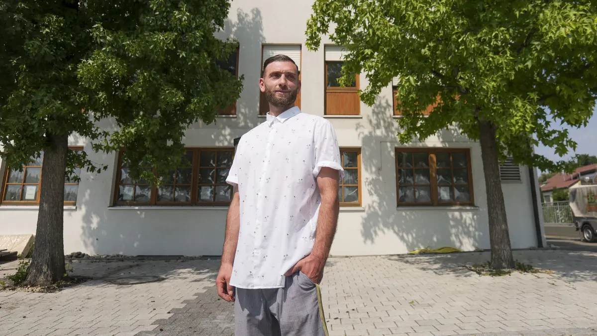 Grillhaus: Hemmingen - Erkan Kücüksolak hat in Hemmingen den ehemaligen Burgerladen in der Brennereistraße gekauft. Gerade renoviert er die Räume, die er Mitte/Ende September als Grillhaus mit angrenzender Bar eröffnen will.