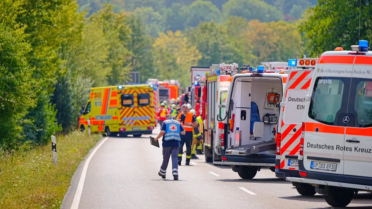 Schwerer Unfall - Frontalzusammenstoß zwischen Bus und Pkw: 31.07.2026, Baden-Württemberg, Kirchheim: Nach einem schweren Unfall, einem Frontalzusammenstoß zwischen einem Bus und einem Pkw auf der B297 nahe Kirchheim, stehen Rettungswagen und Einsatzkräfte auf der Straße. Es gab mehrere Verletzte. Foto: Enrique Kaczor/dpa +++ dpa-Bildfunk +++